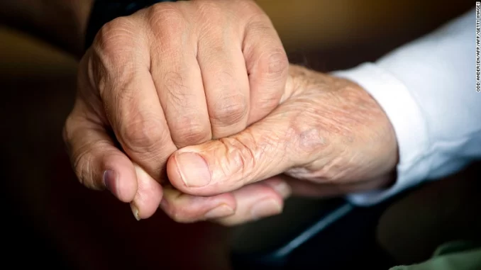 ancianos-se-toman-las-manos