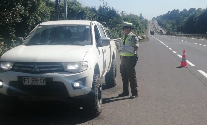 Carabineros realizando controles en ruta